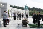 Photograph of the Prime Minister offering flowers at Daejeon National Cemetery