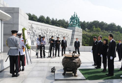 Photograph of the Prime Minister offering flowers at Daejeon National Cemetery