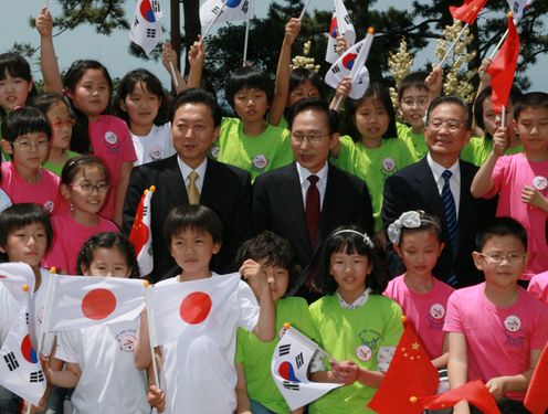 Photograph of the Prime Minister planting a commemorative tree at a time capsule-laying ceremony for Japanese, Chinese, and Korean youths 2