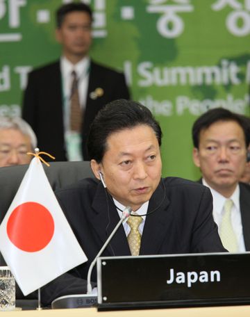 Photograph of the Prime Minister attending the Japan-China-ROK Trilateral Summit Meeting 2