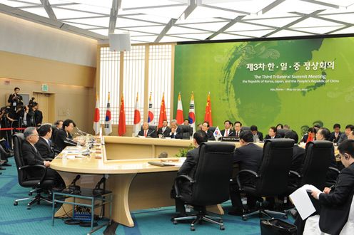 Photograph of the Prime Minister attending the Japan-China-ROK Trilateral Summit Meeting 3