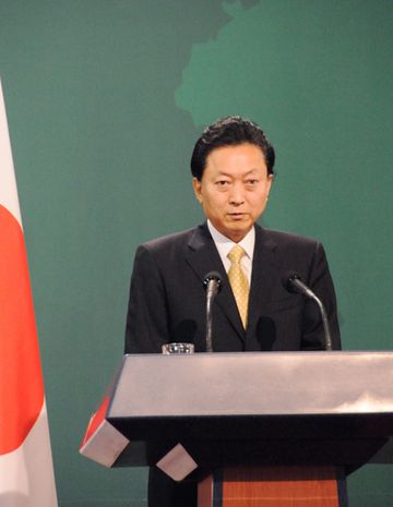 Photograph of the Prime Minister attending a joint Japan-China-ROK leaders' press conference 2