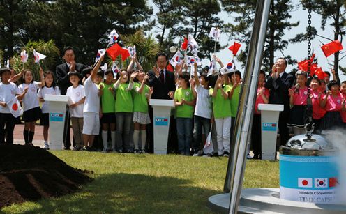 Photograph of the Prime Minister attending a time capsule-laying ceremony for Japanese, Chinese, and Korean youths