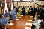 Photograph of the Prime Minister meeting with Governor Higashikokubaru 1