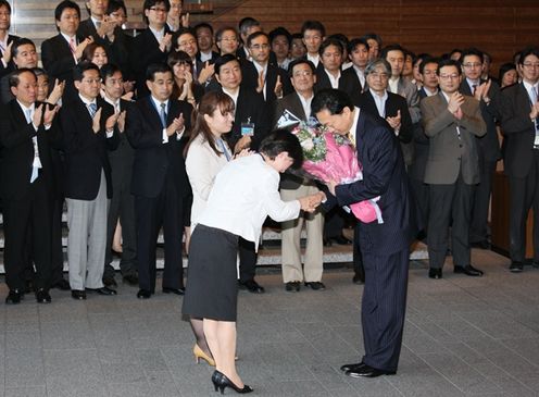 Photogragh of the Prime Minister receiving flowers from the staff at the Prime Minister's Office