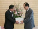 Photograph of the Prime Minister receiving the FY2006 Audit Report