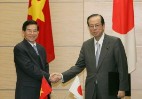 Photograph of the two leaders shaking hands after signing the joint statement