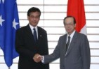 Photograph of Prime Minister Fukuda shaking hands with President Mori