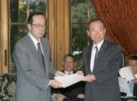 Photograph of Prime Minister Fukuda receiving the midterm report from Mr. Uichiro Niwa, the Chair of the Decentralization Reform Committee