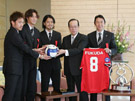 Photograph of the presentation ceremony of the Prime Minister's Award to the winner of the Japan Professional Sports Grand Prize