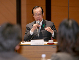 Prime Minister Exchanges Opinions with Young People at Job Cafe Chiba