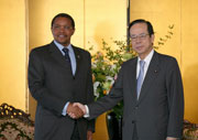 Photograph of PM Fukuda and President of the United Republic of Tanzania Jakaya Mrisho Kikwete