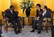 Photograph of PM Fukuda and President of Burkina Faso Blaise Compaore