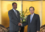 Photograph of PM Fukuda and President of the State of Eritrea Isaias Afwerki