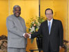 Photograph of PM Fukuda and President of the Republic of Zambia Levy Patrick Mwanawasa