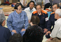 Photograph of the Prime Minister offering encouragement to the people afflicted by the Iwate-Miyagi Nairiku Earthquake