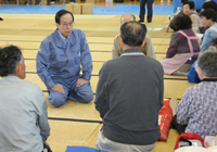 Photograph of the Prime Minister offering encouragement to the people afflicted by the Iwate-Miyagi Nairiku Earthquake