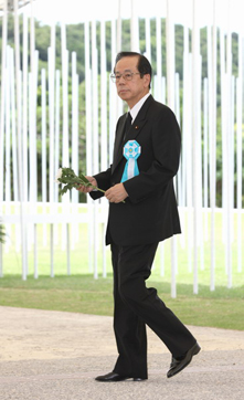 Photograph of the Prime Minister offering a flower at the ceremony