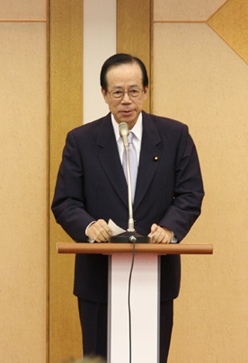 Photograph of the Prime Minister delivering an address at the 2nd Meeting of the National Conference on Fostering Beautiful Forests in Japan