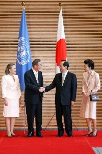 Photograph of Prime Minister and Mrs. Fukuda welcoming Secretary-General of the United Nations Ban Ki-moon and Mrs. Ban (Yoo) Soon-taek
