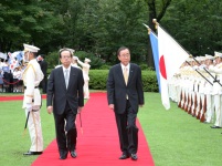 Photograph of Prime Minister Fukuda and Secretary-General Ban receiving the salute of a guard of honor at the Welcome Ceremony