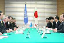 Photograph of Prime Minister Fukuda holding talks with United Nations Secretary-General Ban Ki-moon