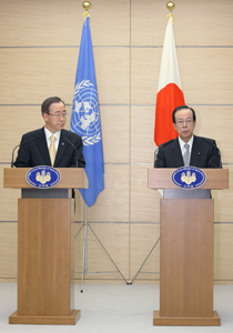 Photograph of the joint press announcement by Prime Minister Fukuda and Secretary-General Ban