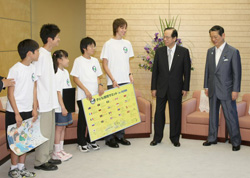 Photograph of the Prime Minister receiving a courtesy call from participants of the Youth Summit for Environment