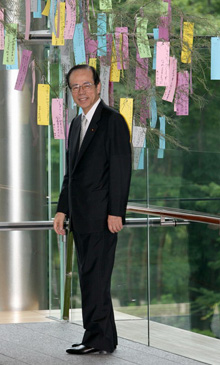 The photograph of the Prime Minister standing in front of a Tanabata Tree