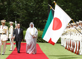 Photograph of the leaders of Japan and Kuwait receiving the salute of a guard of honor