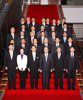 Photograph of commemorative photograph session for the parliamentary secretaries 