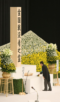 Photograph of the Prime Minister offering a flower at the Memorial Ceremony for the War Dead