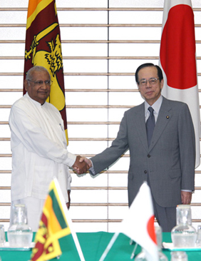 Photograph of Prime Minister Fukuda shaking hands with Prime Minister Wickremanayake