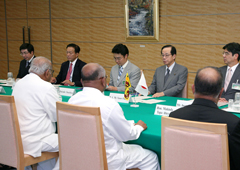 Photograph of Prime Minister Fukuda meeting with Prime Minister Wickremanayake