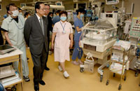 Photograph of the Prime Minister observing the National Center for Child Health and Development