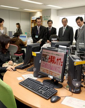 Photograph of the Prime Minister observing Job Cafe Chiba