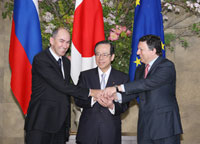 Photograph of Prime Minister Fukuda shaking hands with Prime Minister Jansa and Mr. Barroso