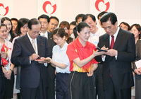 Photograph of President Hu and Prime Minister Fukuda enjoying talks with young people from Japan and China