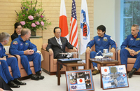 Photograph of the Prime Minister receiving a courtesy call from the crew of the space shuttle Endeavour