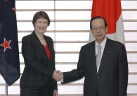 Photograph of Prime Minister Fukuda shaking hands with Prime Minister Clark