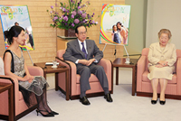 Photograph of Prime Minister Fukuda exchanging opinions on TICAD IV with Ms. Sadako Ogata and Ms. Mayu Tsuruta