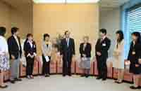 Photograph of the Prime Minister receiving a courtesy call from Japan Overseas Cooperation Volunteers (JOCV)