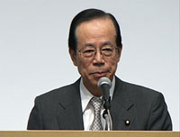 Photograph of the Prime Minister delivering an address at the international symposium