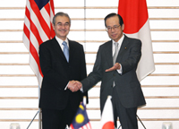 Photograph of Prime Minister Fukuda shaking hands with Prime Minister Abdullah