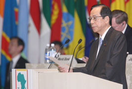 Photograph of the Prime Minister delivering an address at the 4th Tokyo International Conference on African Development (TICAD IV)