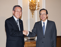 Photograph of Prime Minister Fukuda holding talks with Secretary-General Ban of the United Nations