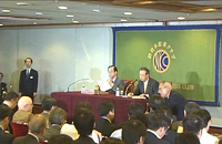 Photograph of the Prime Minister delivering speech at the Japan National Press Club