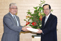 Photograph of the Prime Minister receiving the joint statements