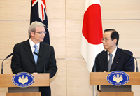 Photograph of the two leaders at the joint press announcement