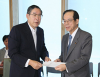 Photograph of Prime Minister Fukuda receiving proposals from Mr. Hiroshi Okuda, Chair of the Advisory Panel on the Global Warming Issue